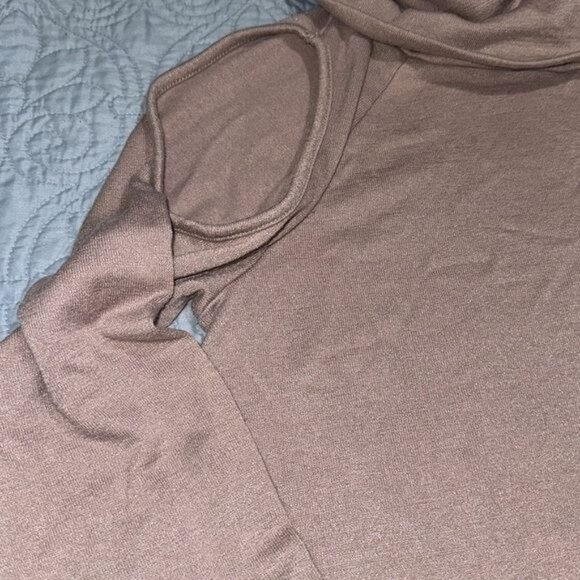 Apt. 9 Womens Medium Cold Shoulder Turtleneck Sweater Top Beige - Picture 4 of 9